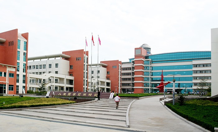 公司承建的高级中学中心广场工程